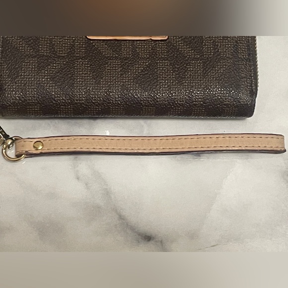 Michael Kors Wallet Wristlet - Picture 6 of 9
